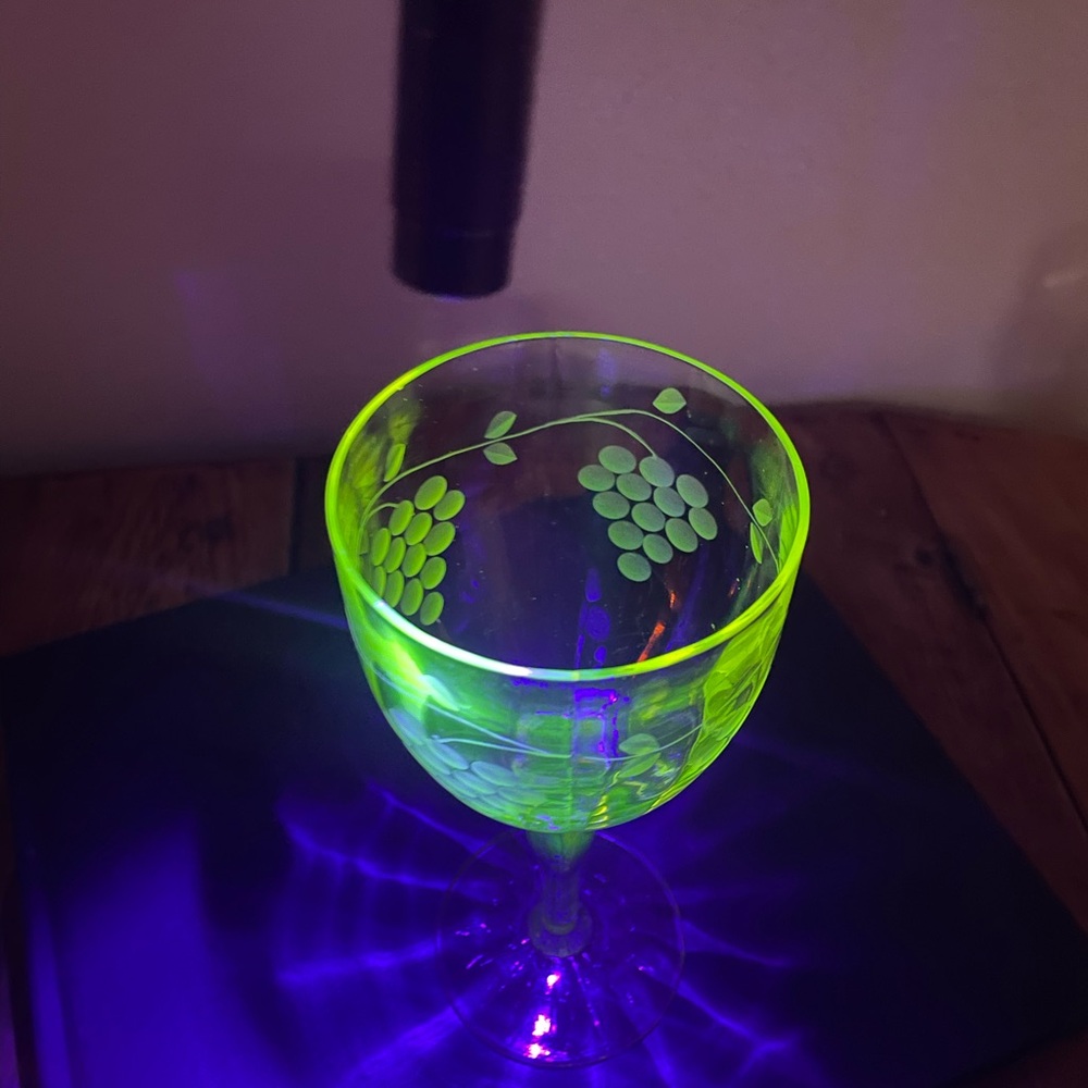 Set of 4 Vintage Uranium (Vaseline) Glass Wine Glasses – Glows Under UV - Picture 13 of 13